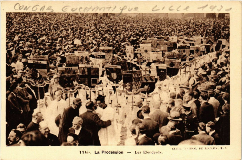 Carte postale ancienne La Procession - Les Etendards