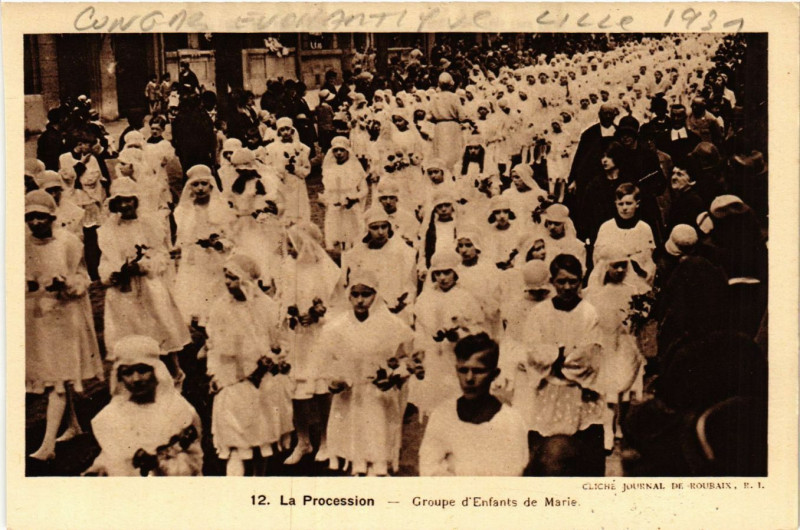 Carte postale ancienne La Procession - Groupe d'Enfants de Marie