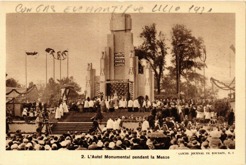 Carte postale ancienne L'Autel Monumental pendant la Messe