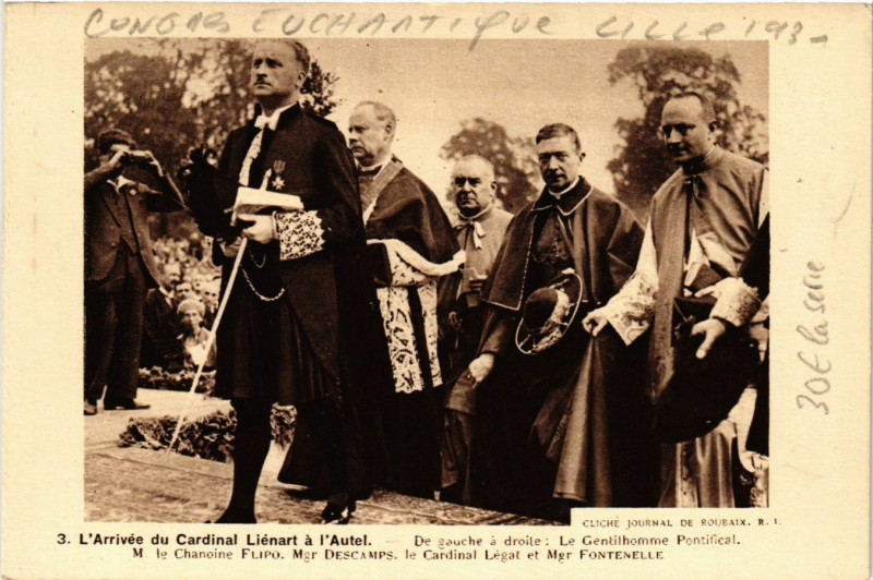 Carte postale ancienne L'Arrivée du Cardinal Lienart a l'Autel de gauche a droite: Le Ge