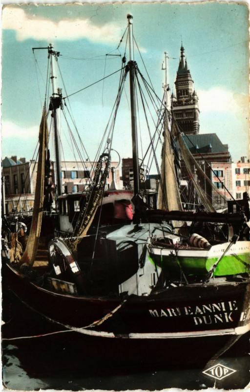 Carte postale ancienne Dunkerque Chalutier Bassin du Commerce à Dunkerque