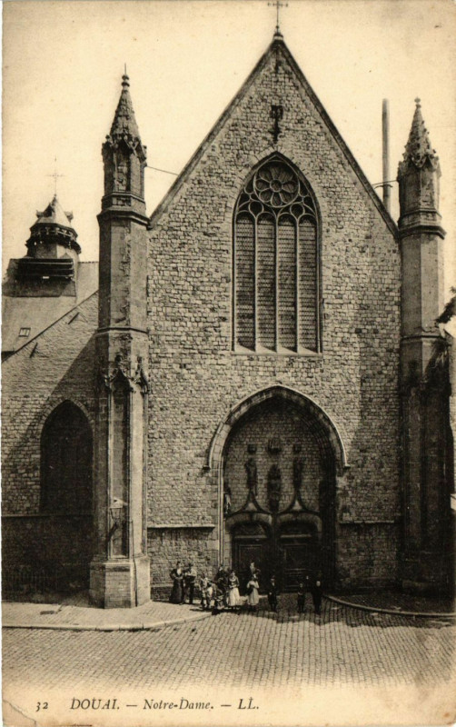 Carte postale ancienne Douai - N.-D. à Douai