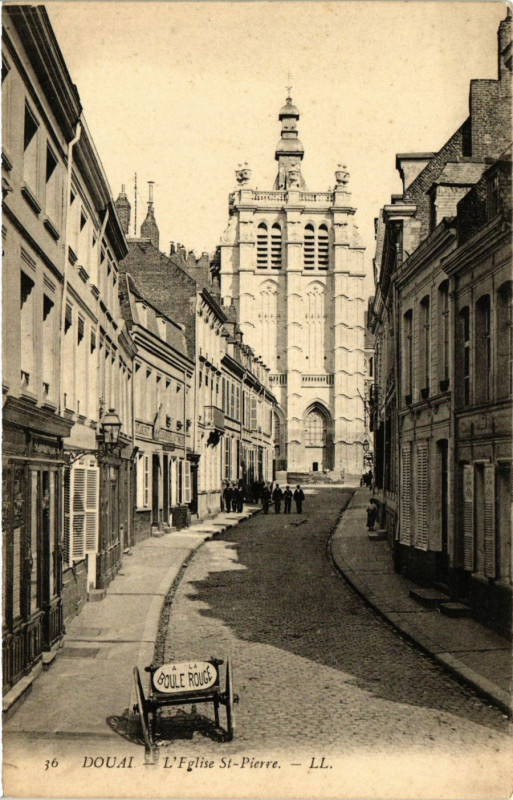 Carte postale ancienne Douai - L'Eglise Saint-Pierre à Douai