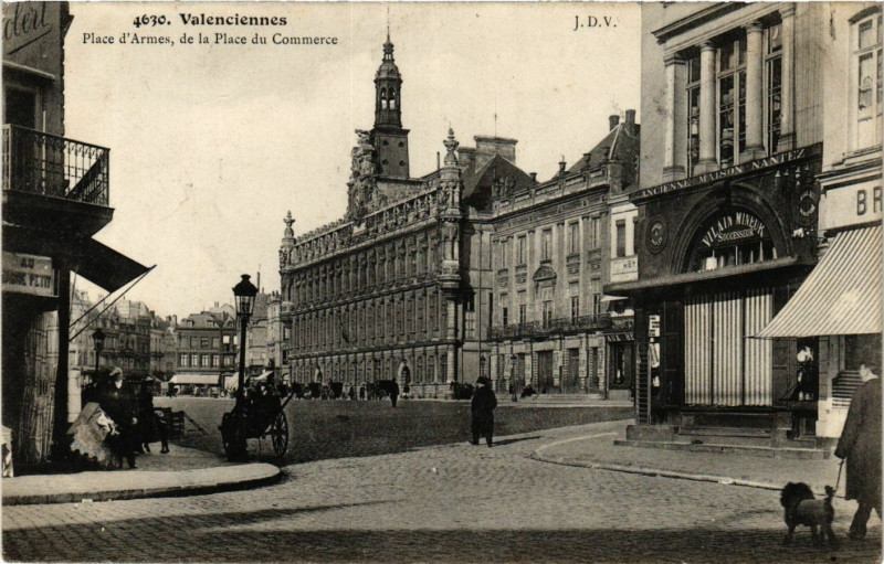 Carte postale ancienne Valenciennes-Place d'Armes de la Place du Commerce à Valenciennes