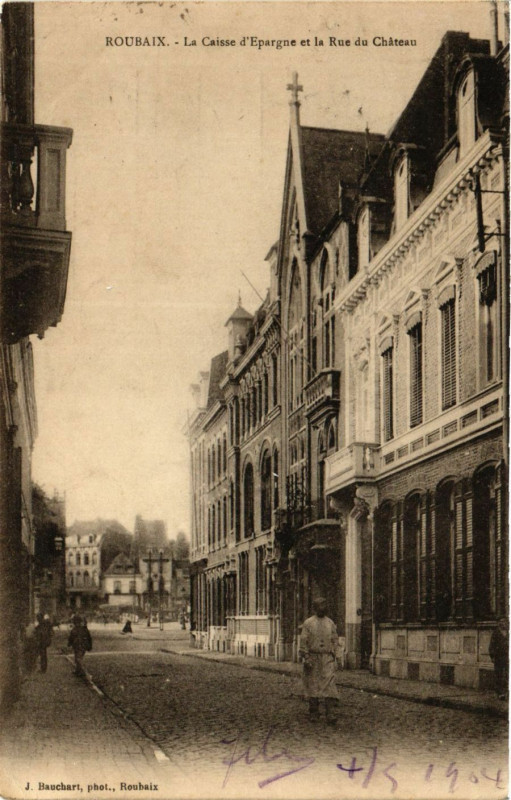 Carte postale ancienne Roubaix-La Caisse d'Epargne et la Rue du Chateau à Roubaix
