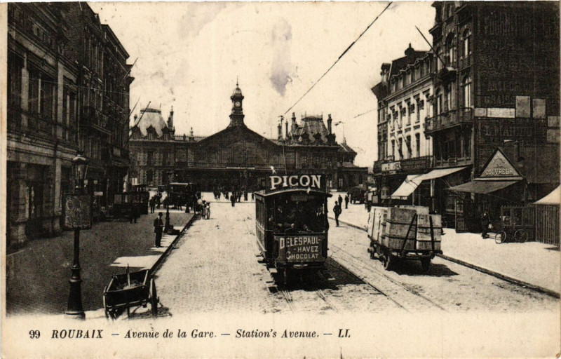 Carte postale ancienne Roubaix-Avenue de la Gare à Roubaix