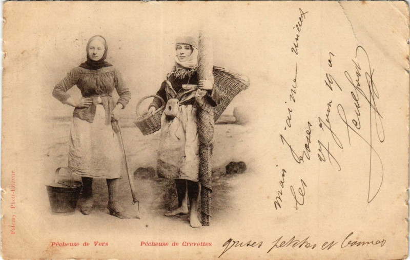 Carte postale ancienne Pecheuse de Vers Pecheuse de Crevettes