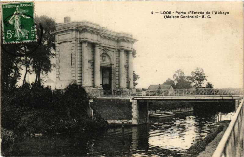 Carte postale ancienne Porte d'Entrée de l'Abbaye (Maison Centrale) à Loos