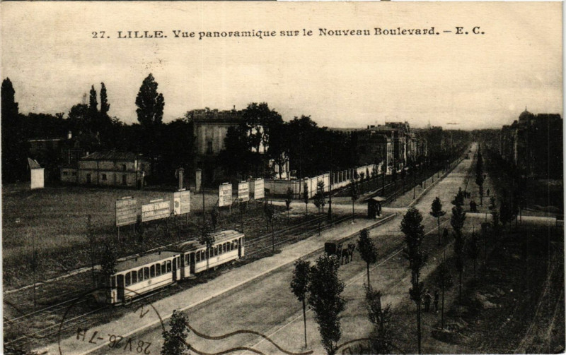 Carte postale ancienne Lille-Vue panoramique sur le Nouveau Boulevard à Lille