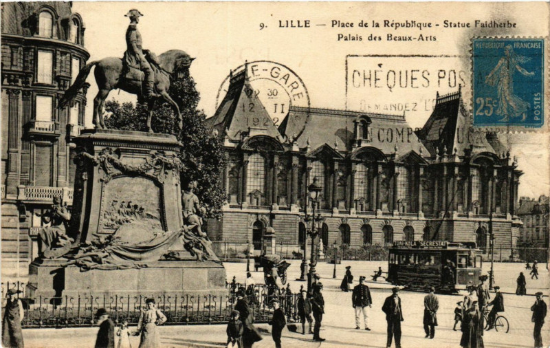 Carte postale ancienne Lille-Place de la Republique Statue Faidherbe. Palais Beaux-Arts à Lille