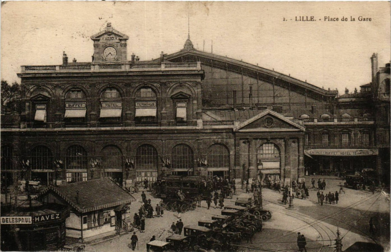 Carte postale ancienne Lille-Place de la Gare à Lille