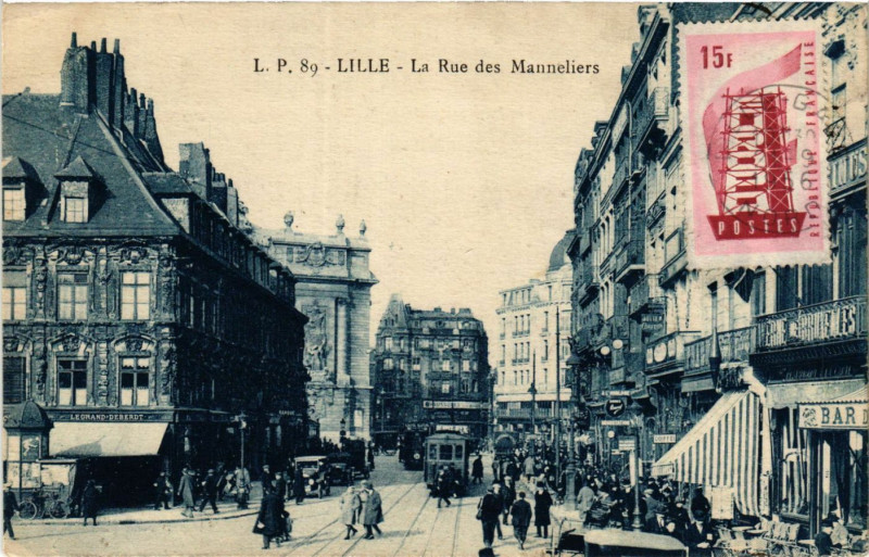 Carte postale ancienne Lille-La Rue des Manneliers à Lille
