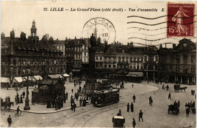 Carte postale ancienne Lille-La Grand'Place Vue d'ensemble à Lille