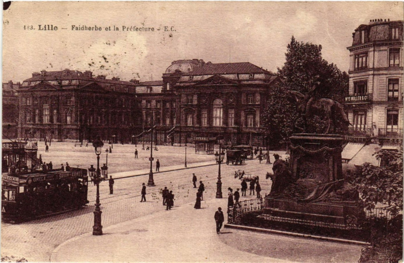 Carte postale ancienne Lille-Faidherbe et la Prefecture à Lille