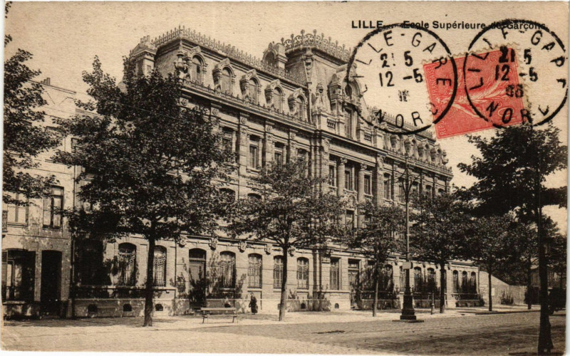 Carte postale ancienne Lille-Ecole Superieure de Garcons à Lille
