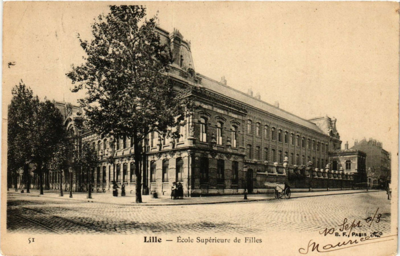 Carte postale ancienne Lille-Ecole Superieure de Filles à Lille