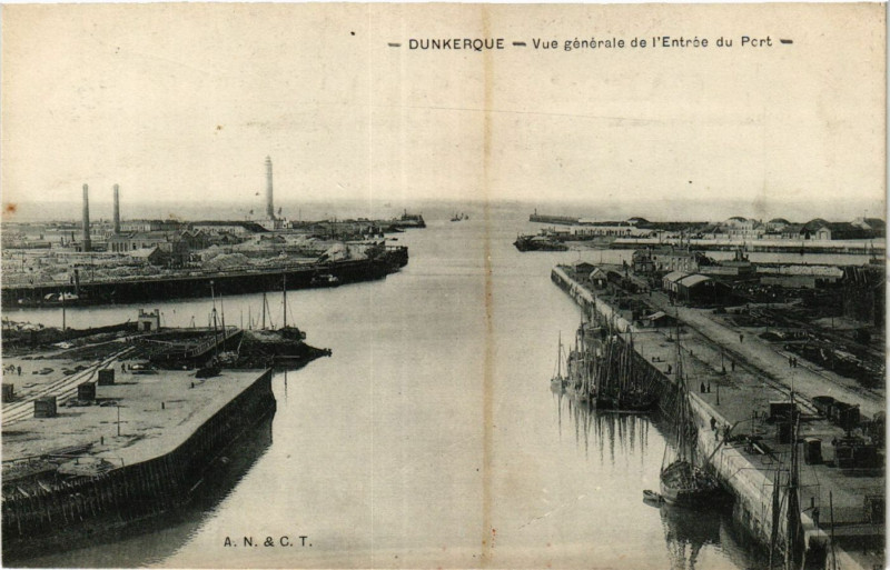 Carte postale ancienne Dunkerque-Vue générale de l'Entrée du Port à Dunkerque