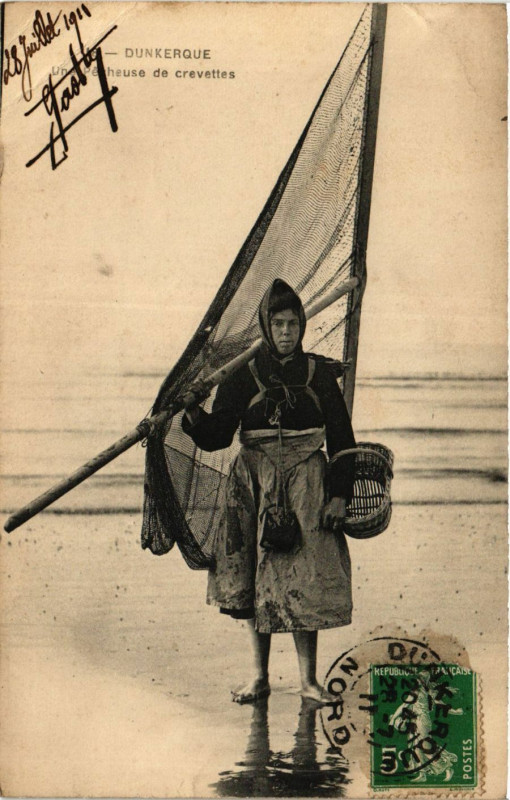 Carte postale ancienne Dunkerque-Une Pecheuse de Crevettes à Dunkerque