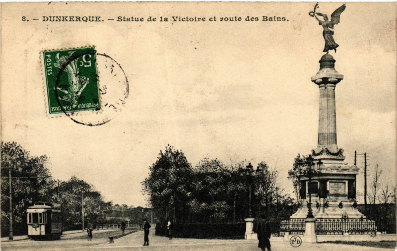 Carte postale ancienne Dunkerque-Statue de la Victoire et route des Bains à Dunkerque
