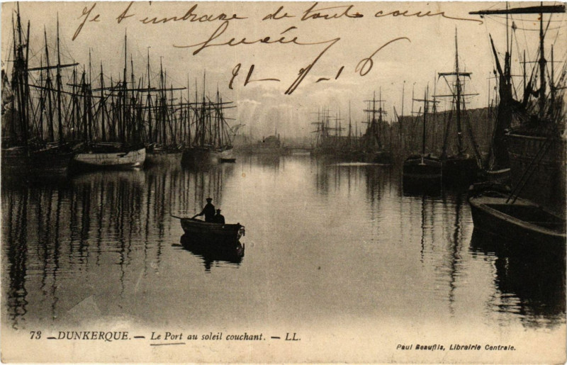 Carte postale ancienne Dunkerque-Le Port au soleil couchant à Dunkerque