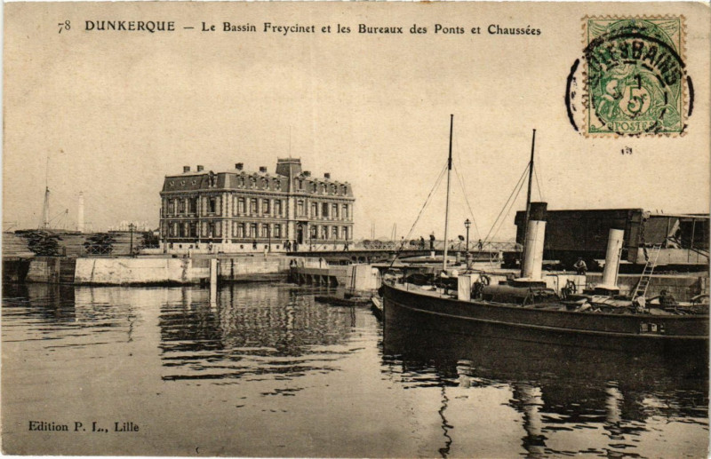 Carte postale ancienne Dunkerque-Le Bassin Freycinet et les Bureaux des Ponts à Dunkerque