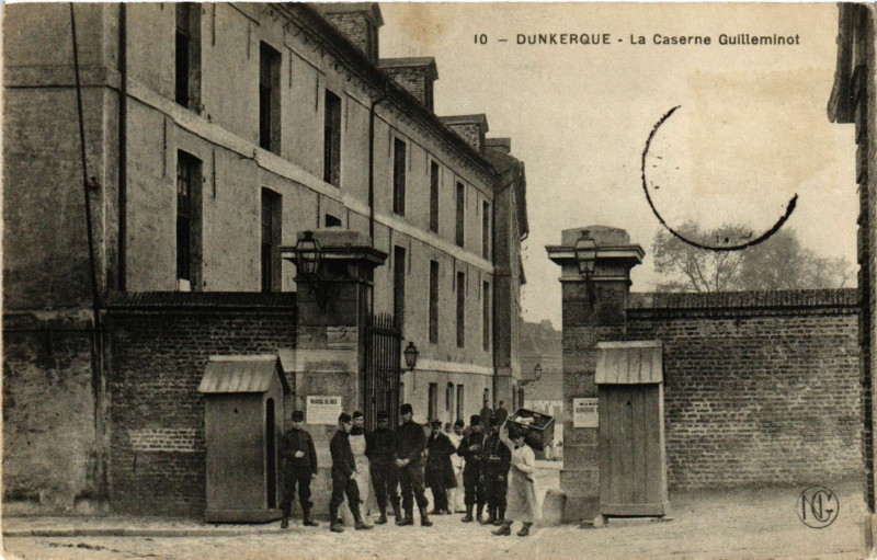 Carte postale ancienne Dunkerque-La Caserne Guilleminot à Dunkerque