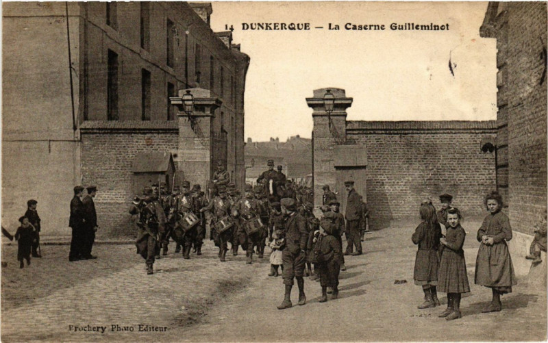 Carte postale ancienne Dunkerque-La Caserne Guilleminot à Dunkerque
