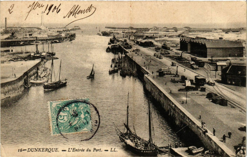 Carte postale ancienne Dunkerque-L'Entrée du Port à Dunkerque