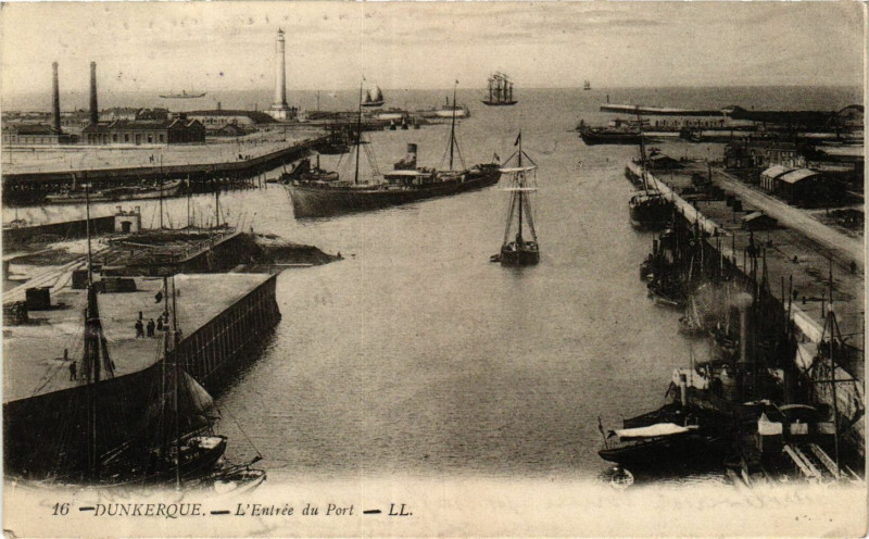 Carte postale ancienne Dunkerque-L'Entrée du Port à Dunkerque