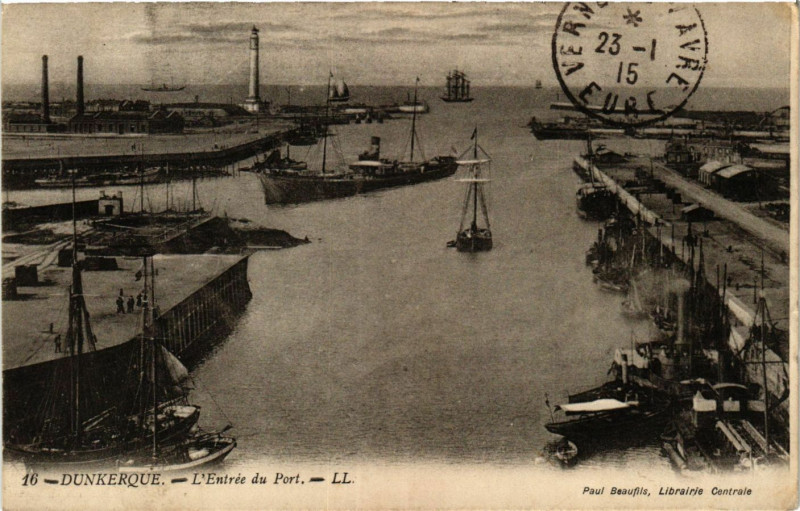 Carte postale ancienne Dunkerque-L'Entrée du Port à Dunkerque