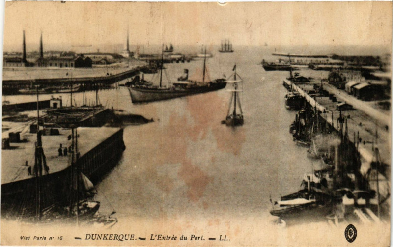 Carte postale ancienne Dunkerque-L'Entrée du Port à Dunkerque