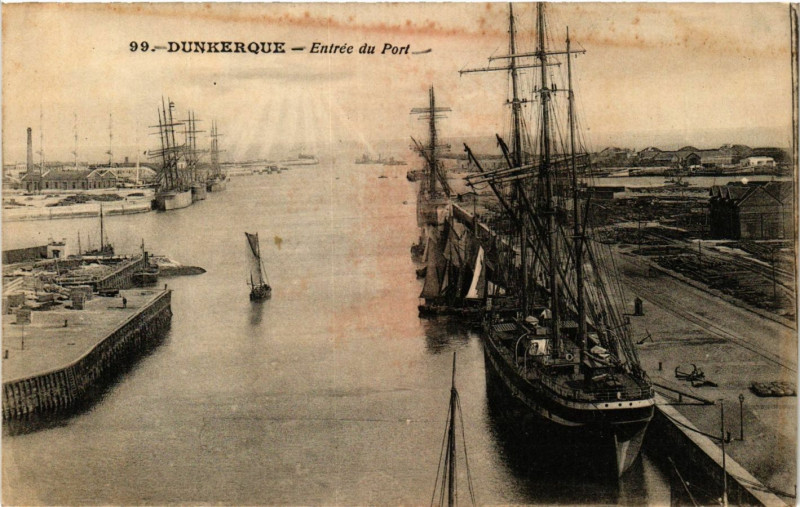 Carte postale ancienne Dunkerque-Entrée du Port à Dunkerque