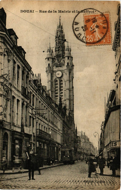 Carte postale ancienne Douai-Rue de la Mairie et le Beffroi à Douai
