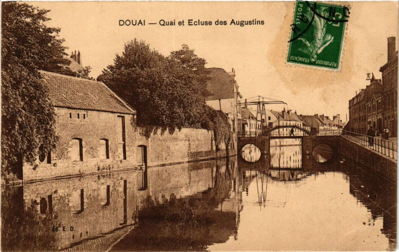Carte postale ancienne Douai-Quai et Ecluse des Augustins à Douai