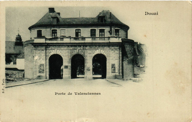 Carte postale ancienne Douai-Porte de Valenciennes à Valenciennes