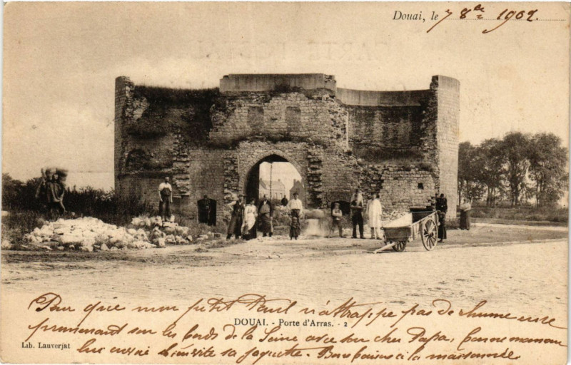 Carte postale ancienne Douai-Porte d'Arras à Douai