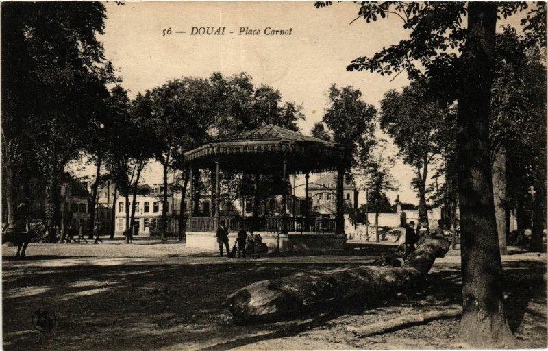 Carte postale ancienne Douai-Place Carnot à Douai