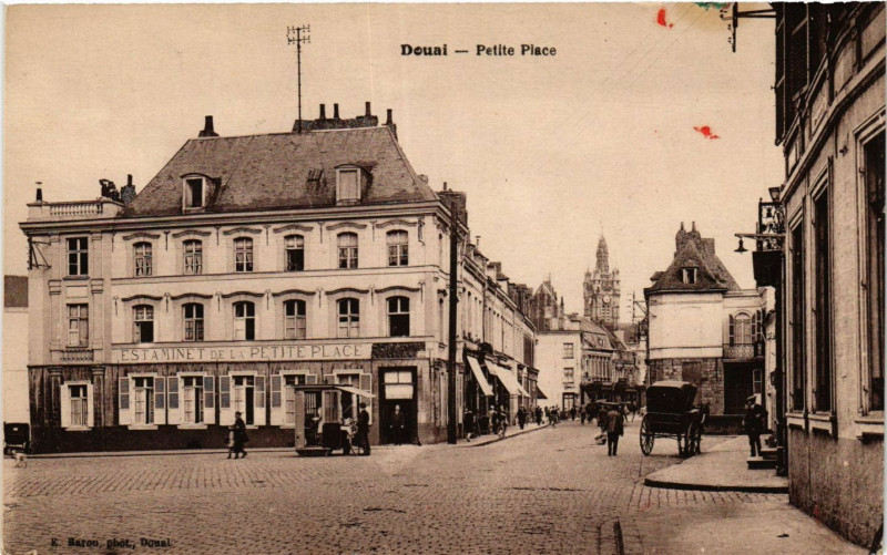 Carte postale ancienne Douai-Petite Place à Douai