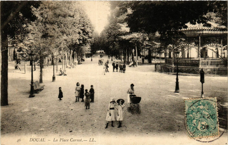Carte postale ancienne Douai-La Place Carnot à Douai