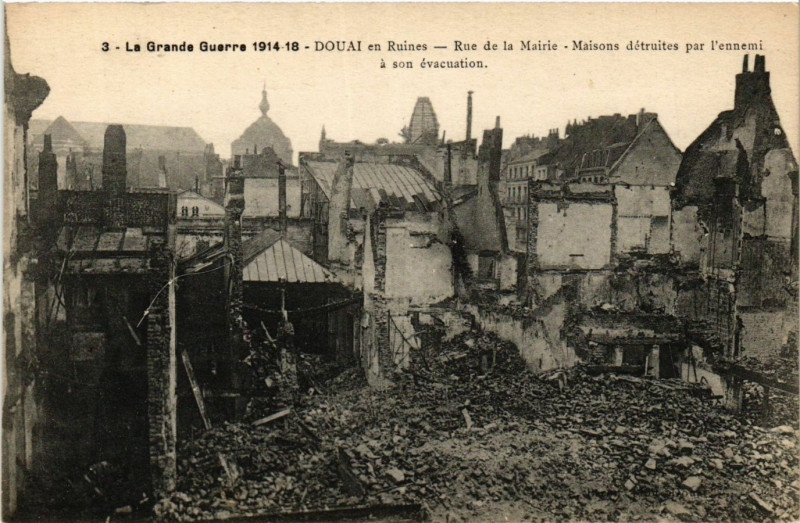 Carte postale ancienne Douai en Ruines-Rue de la Mairie Maisons detruites par l'ennemi à Douai