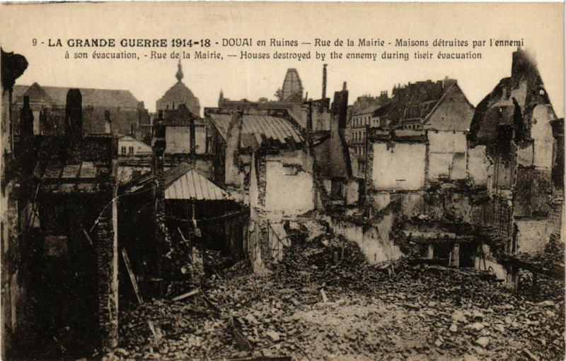 Carte postale ancienne Douai en Ruines-Rue de la Mairie Maisons detruites par l'ennemi à Douai