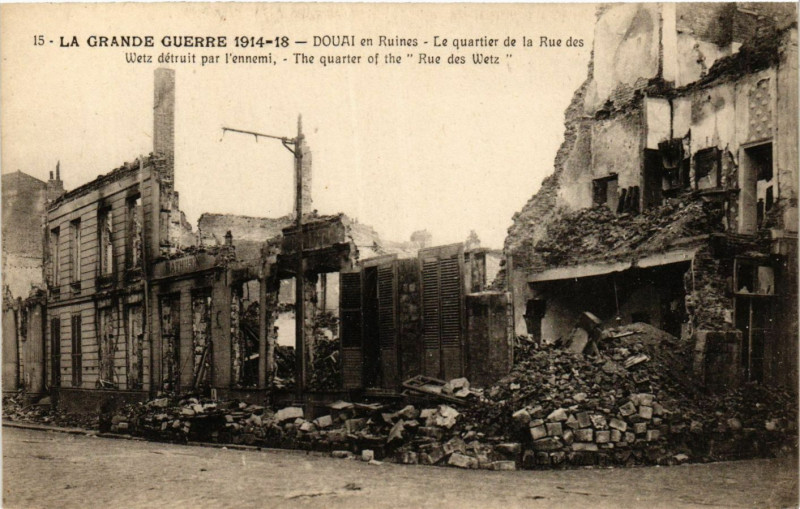 Carte postale ancienne Douai en Ruines-Le quartier de la Rue des Wetz à Douai
