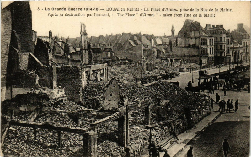 Carte postale ancienne Douai en Ruines-La Place d'Armes prise de la Rue de la Mairie à Douai