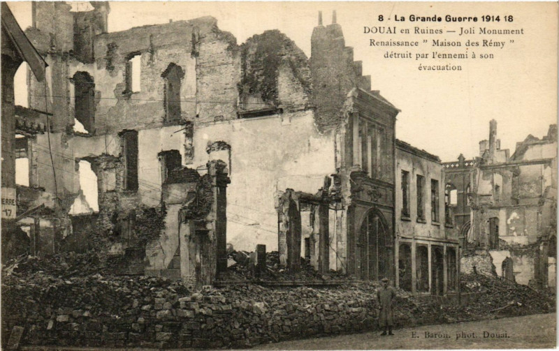 Carte postale ancienne Douai en Ruines-Joli Monument Renaissance Maison des Remy à Douai