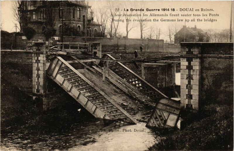 Carte postale ancienne Douai en Ruines à Douai
