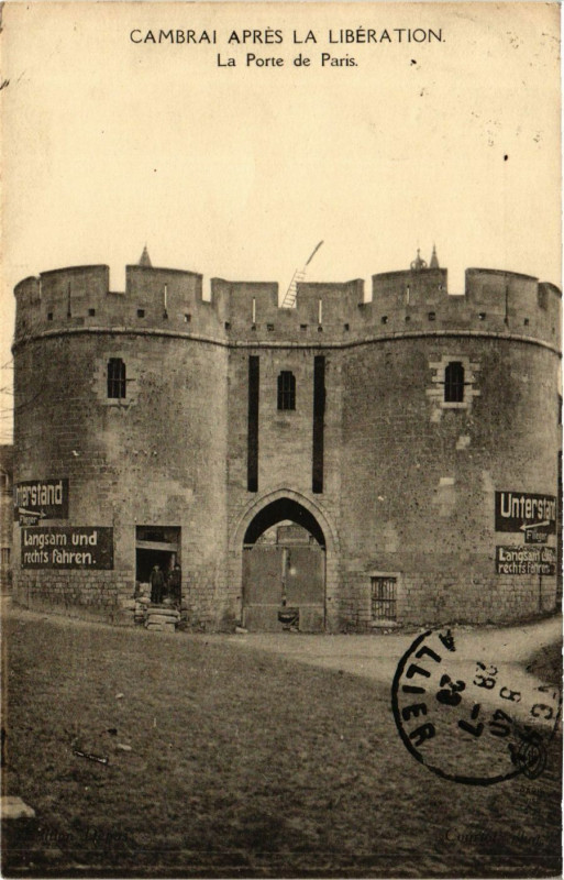 Carte postale ancienne Cambrai apres La Liberation La Porte de Paris à Cambrai