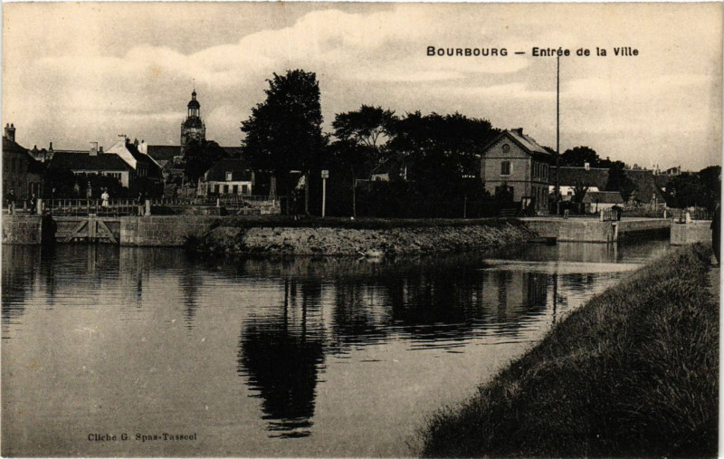 Carte postale ancienne Bourbourg-Entrée de la Ville à Bourbourg