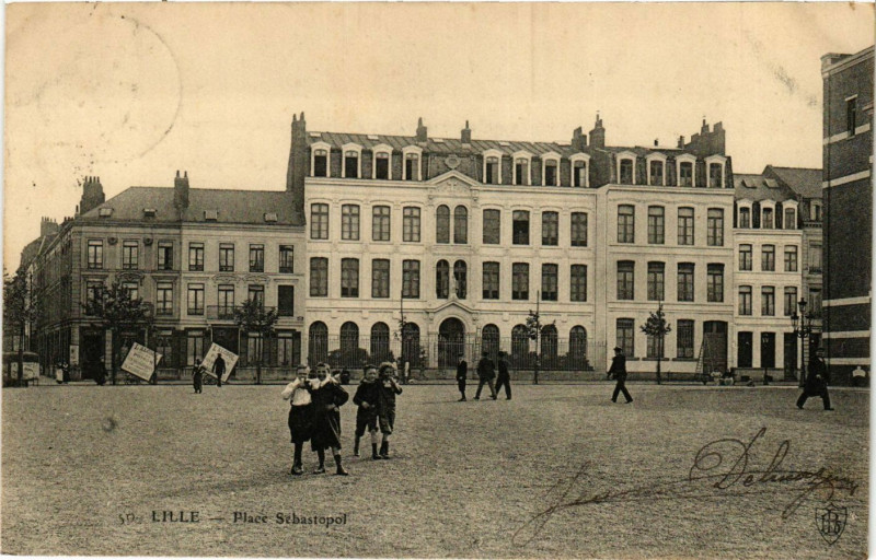 Carte postale ancienne Lille - Place Sebastopol à Lille