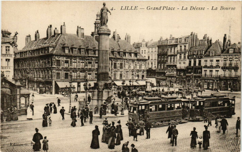 Carte postale ancienne Lille - Grand'Place - La Déesse - La Bourse à Lille
