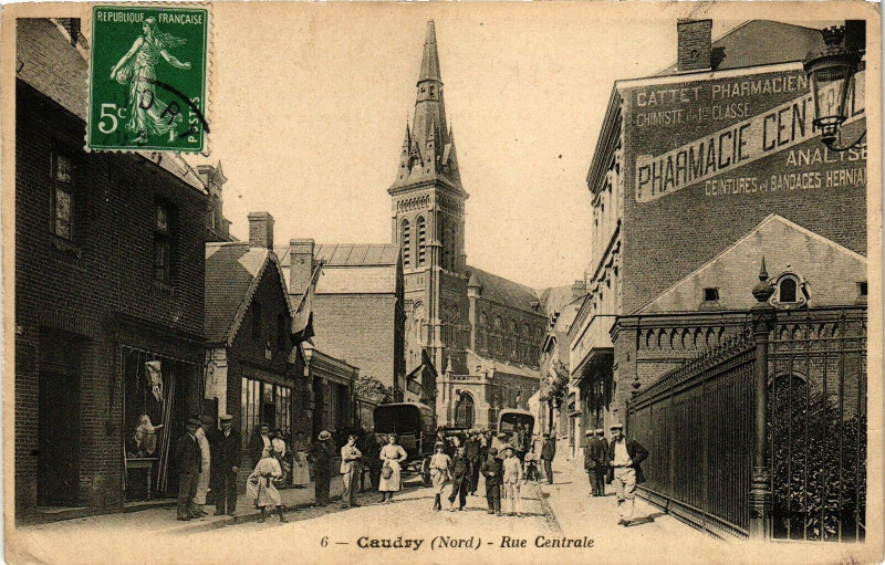 Carte postale ancienne Caudry - Rue centrale à Caudry